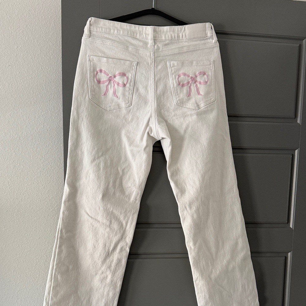 Ashley Mason White Straight-Leg Jeans with Pink Bow Back Pockets